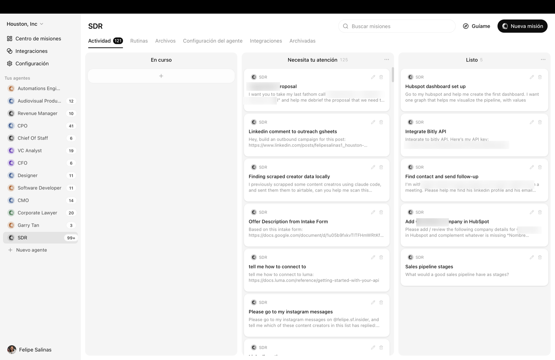 Pantalla principal de Houston desbloqueada: agentes en la columna izquierda y el tablero del agente SDR con misiones en curso, para atención y listas
